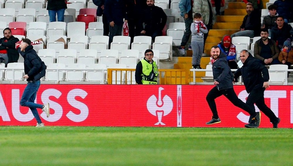 Alana girip Fiorentinalı futbolcuya saldıran Sivassporlu 2 taraftar adliyede