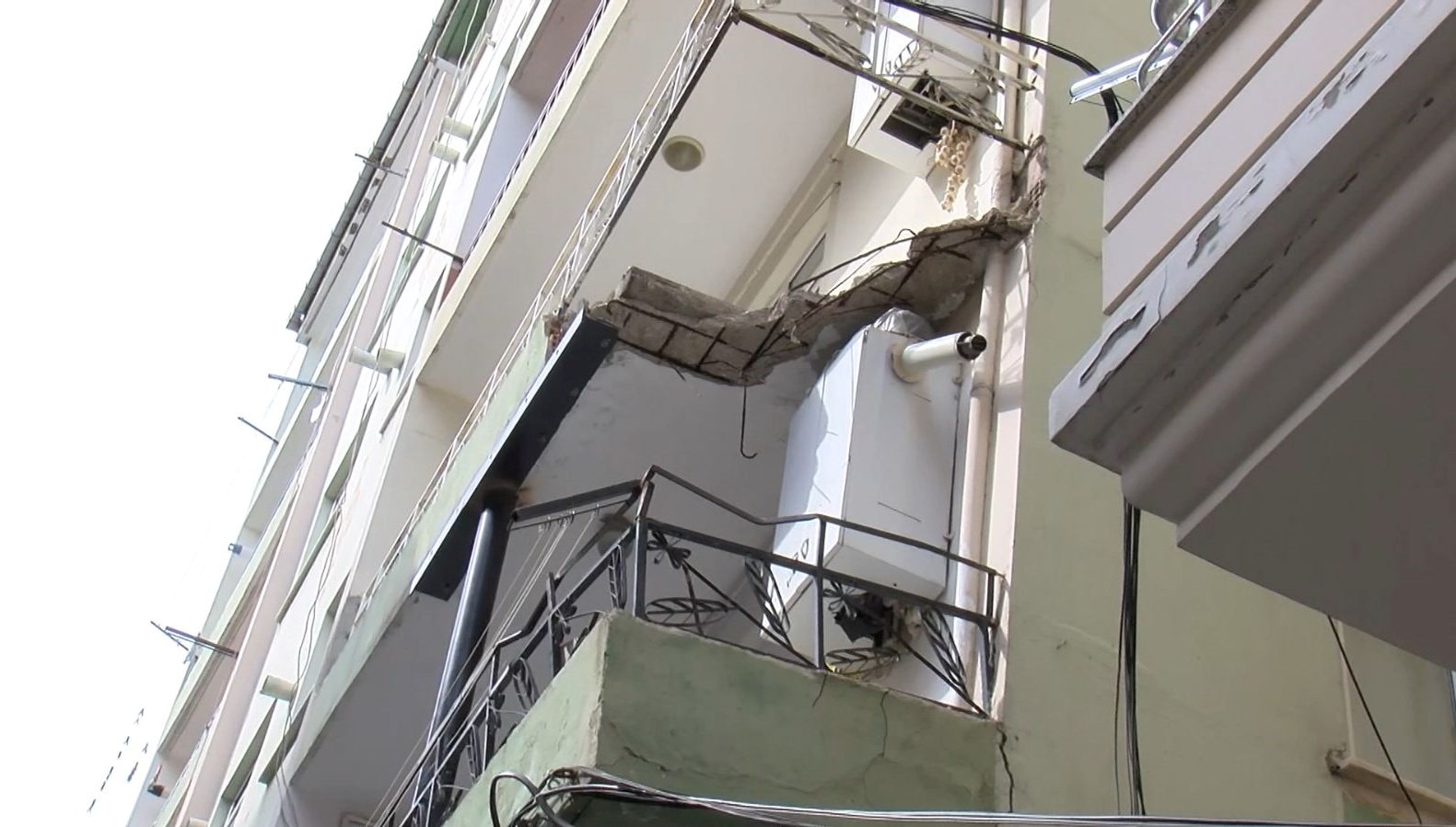 Bahçelievler’de 45 yıllık binanın balkonu çökünce tahliye edildi