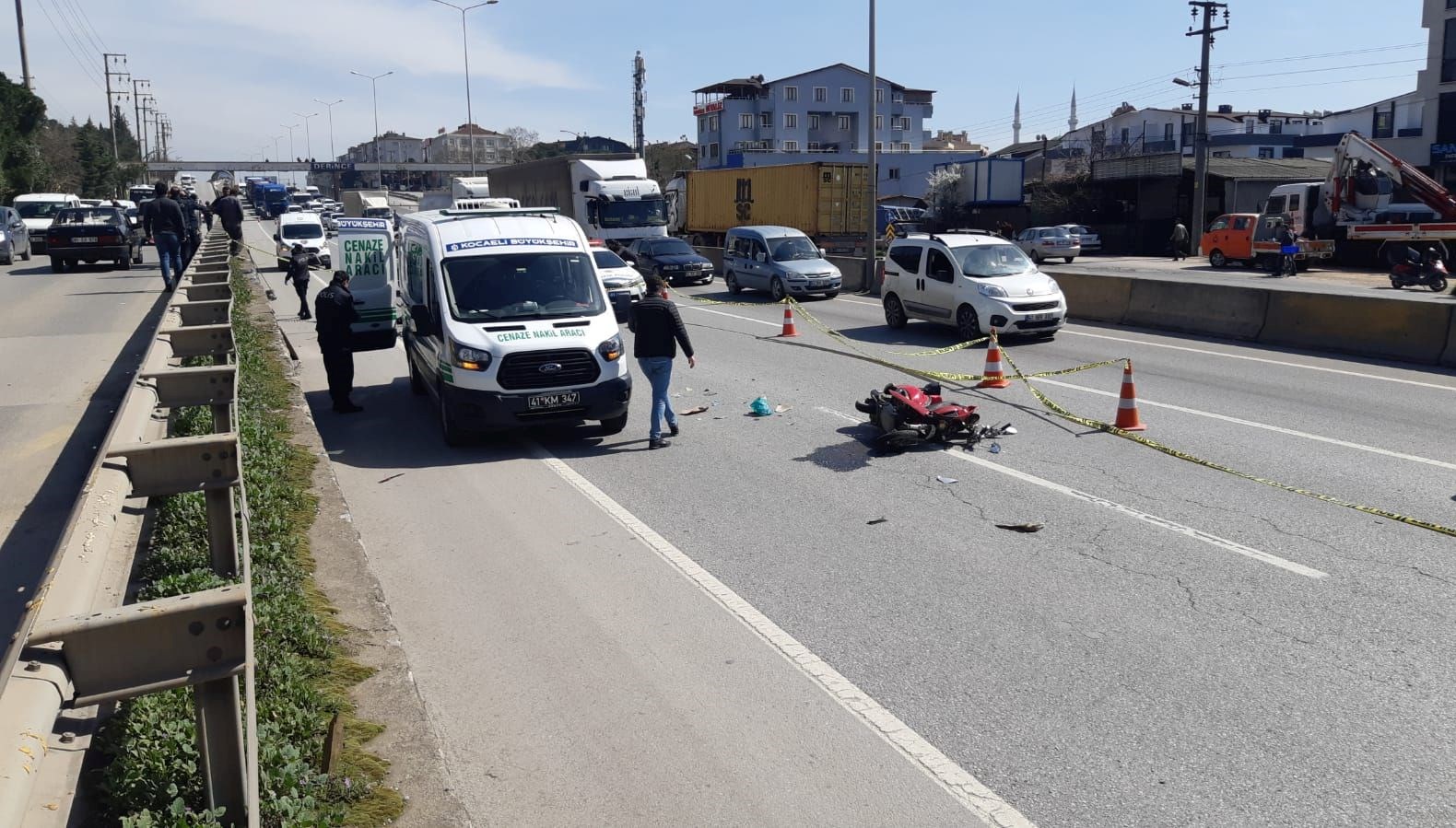 Devrilen motosikletteki 2 kişi TIR’ın altında kaldı: 1 meyyit, 1 yaralı