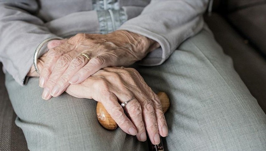 Dünyada birinci kere uygulandı: İki gözü görmeyen 83 yaşındaki hasta tekrar görmeye başladı