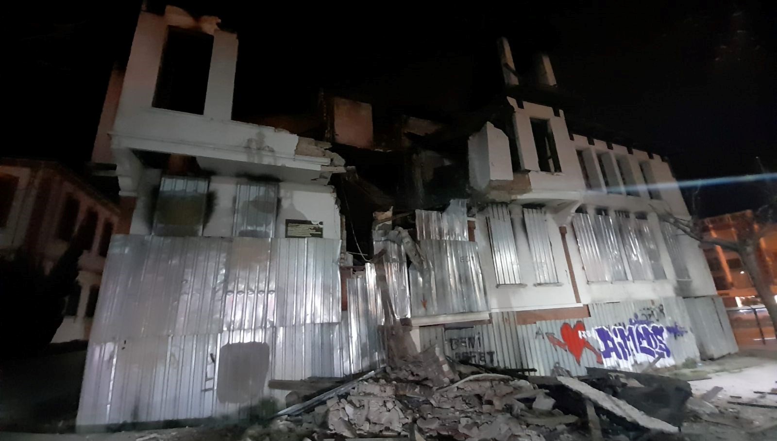 Fatih’te 3 katlı tarihi bina kısmen çöktü