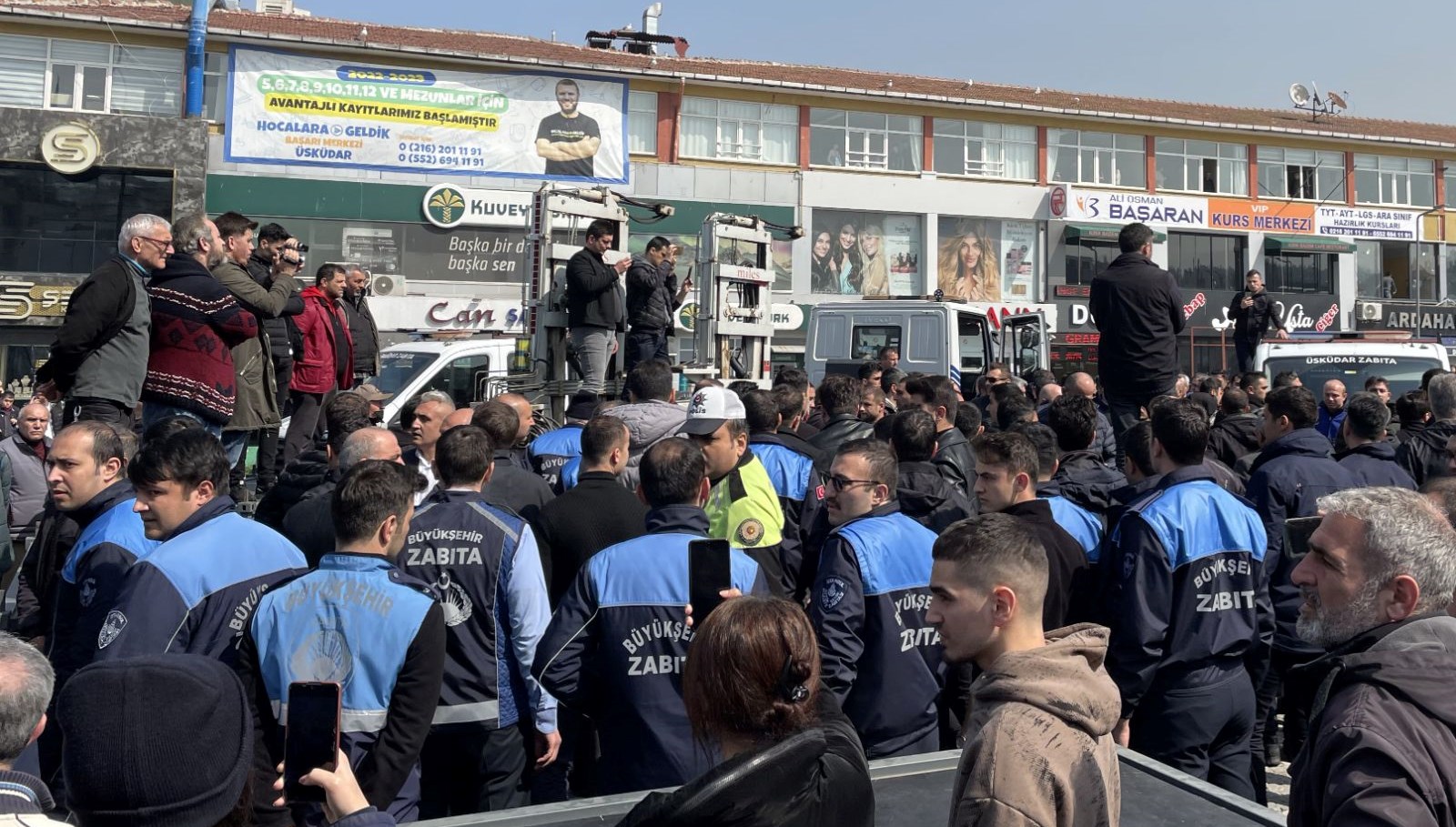 İBB ile Üsküdar Belediyesi zabıtaları ortasında platform gerginliği