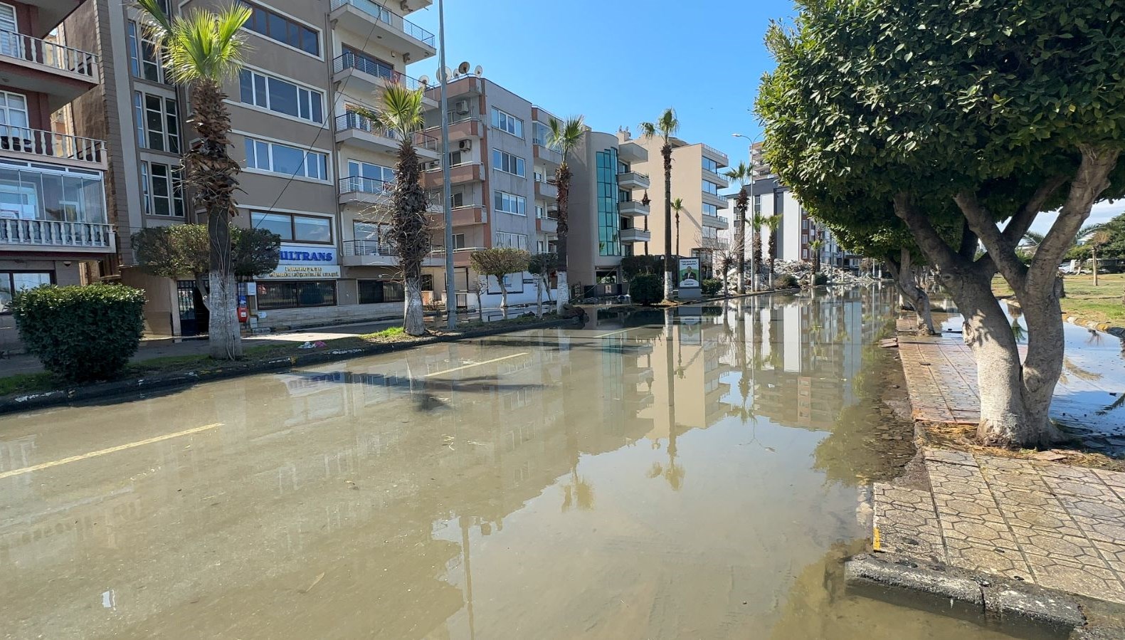 İskenderun kıyısı 1 metre çöktü: Yerde su, gevşek kum var