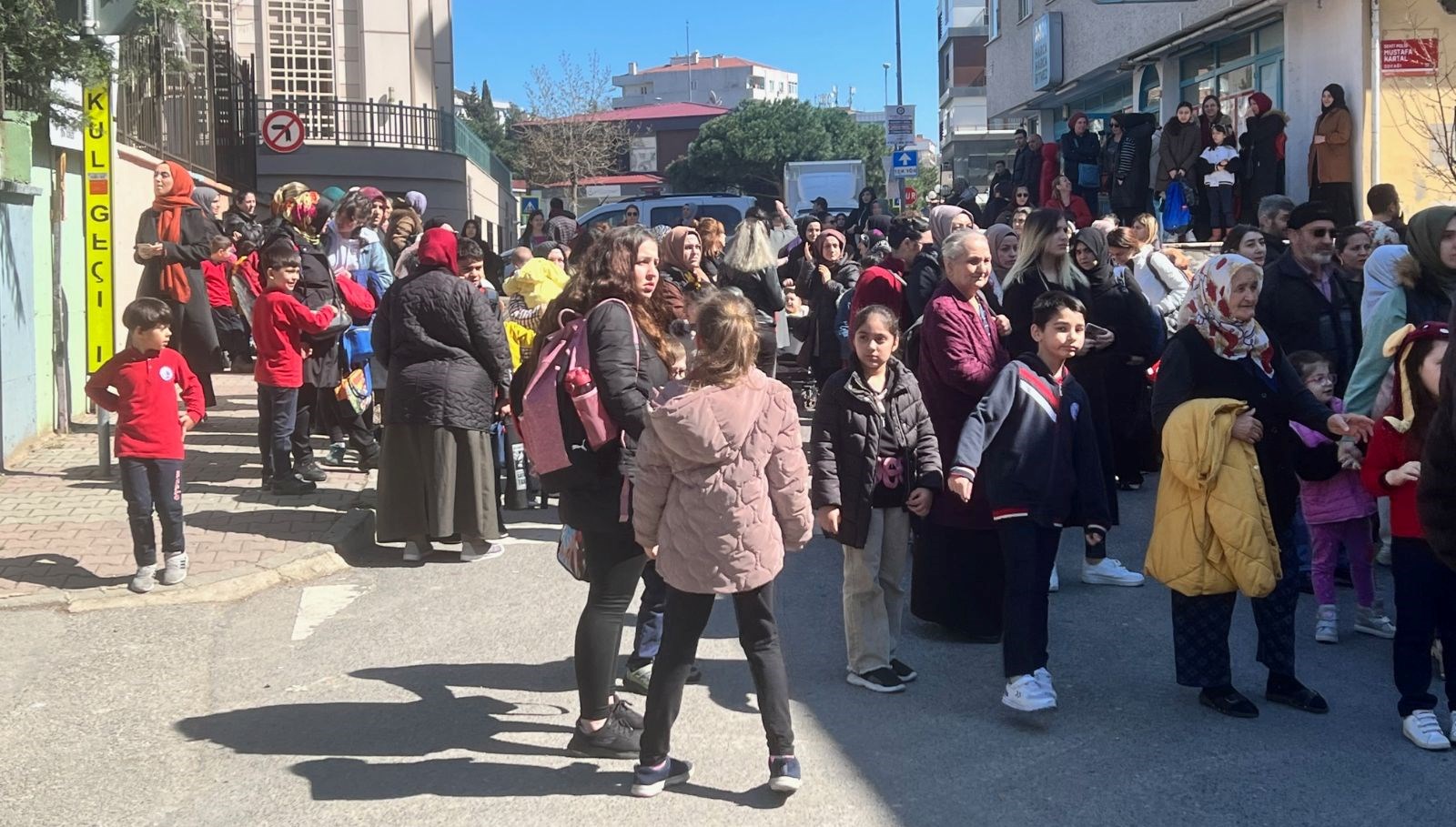 Kartal’da velilerden okul önünde hareket