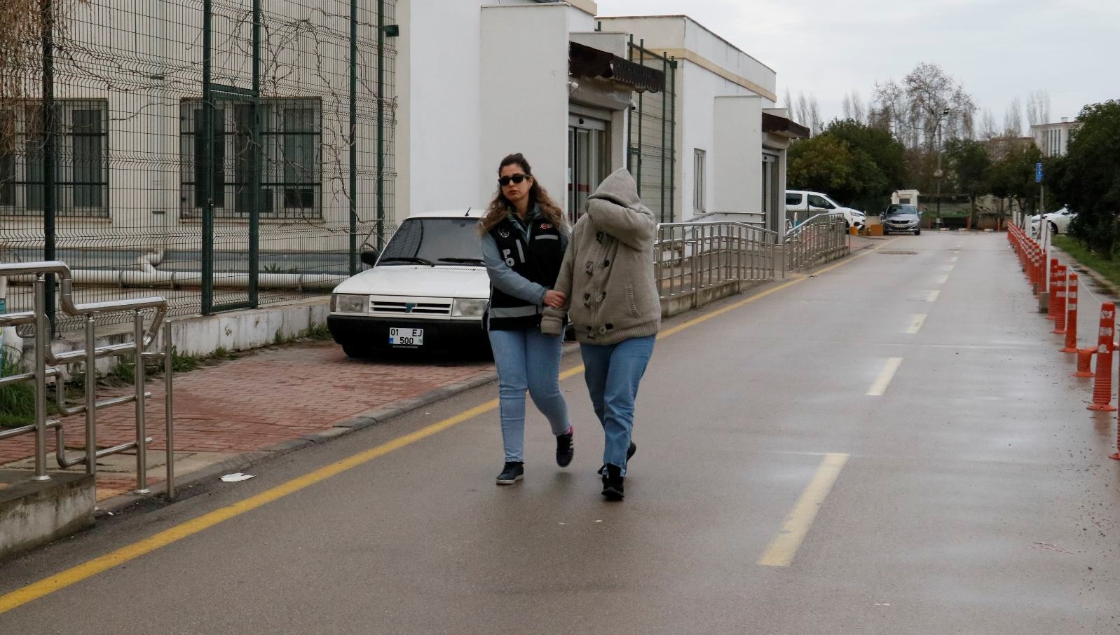 Kendisini kamu vazifelisi olarak tanıtıp 8 kişiyi dolandıran bayan yakalandı