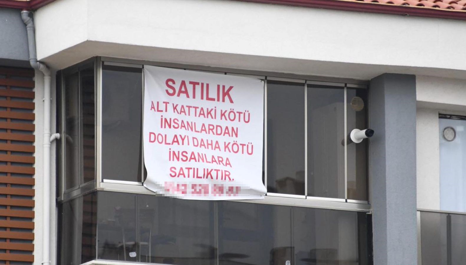 Komşularına kızdı, ‘Daha makûs insanlara satılıktır’ yazıp meskenini satışa çıkardı