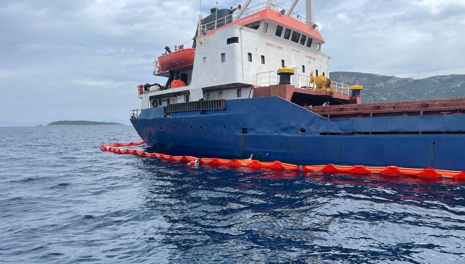 Kuru yük gemisi Datça açıklarında karaya oturdu