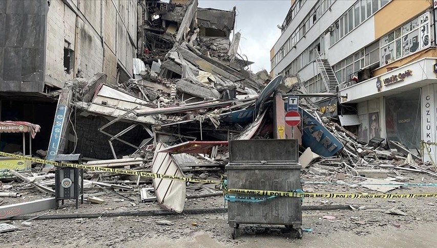 Malatya’da ağır hasarlı bina çöktü