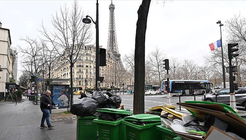 Paris’te “çöp yığınlarına” rağmen grevlere dayanak kararı