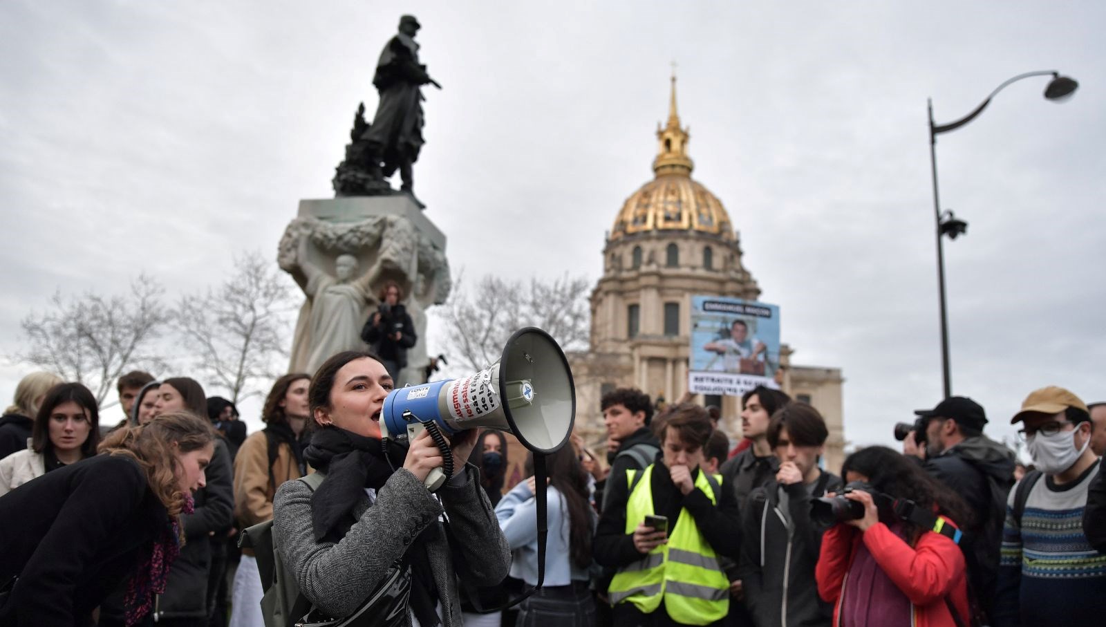 Paris’te emeklilik ıslahatı protestolarında 243 kişi gözaltına alındı