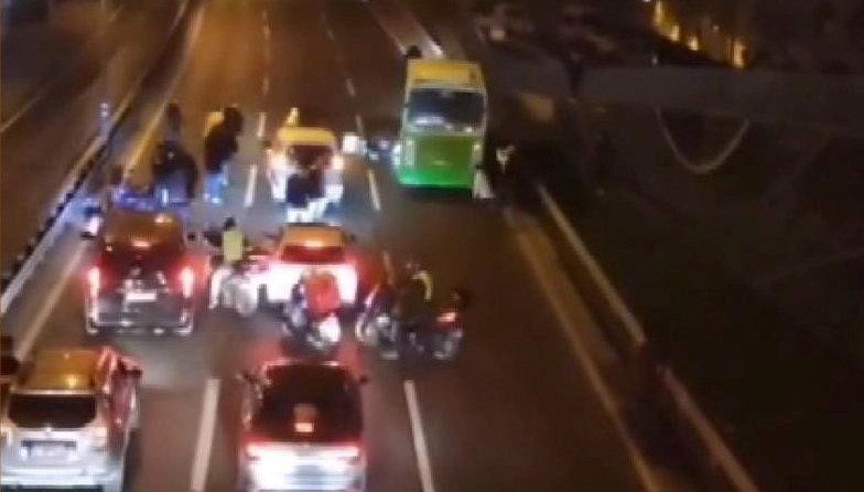Pendik’te polisi peşine takan yolcu midibüsü İstanbul’u birbirine kattı