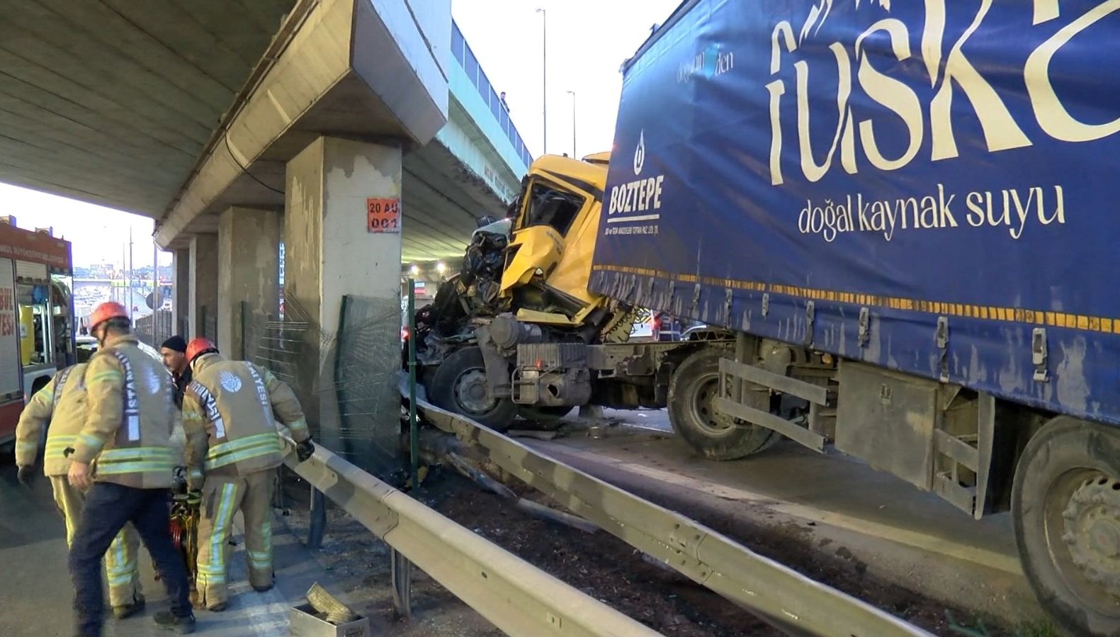 Pendik’te TIR üst geçide çarptı