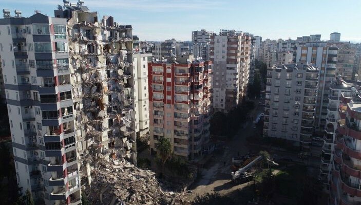 Sarsıntı müteahhidinden savunma: Sırf bir kısmı yıkıldı