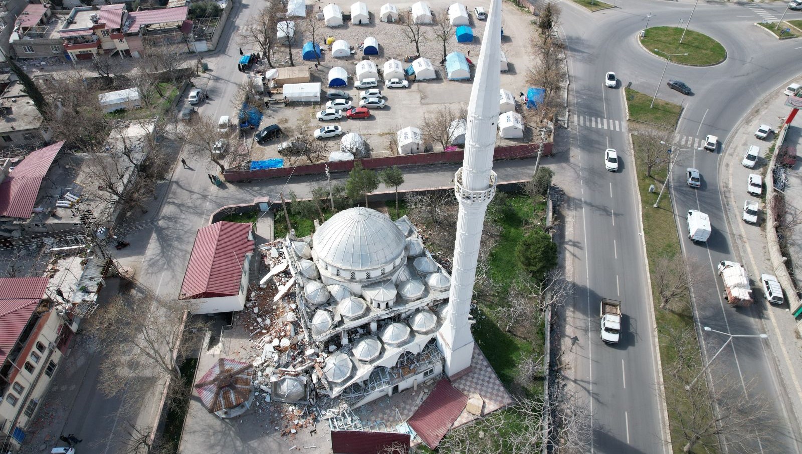 Sarsıntı sonrası cami yıkıldı, minaresi ayakta kaldı