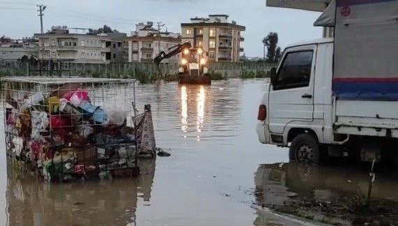 Şebeke borusu patladı, mahalle su altında kaldı