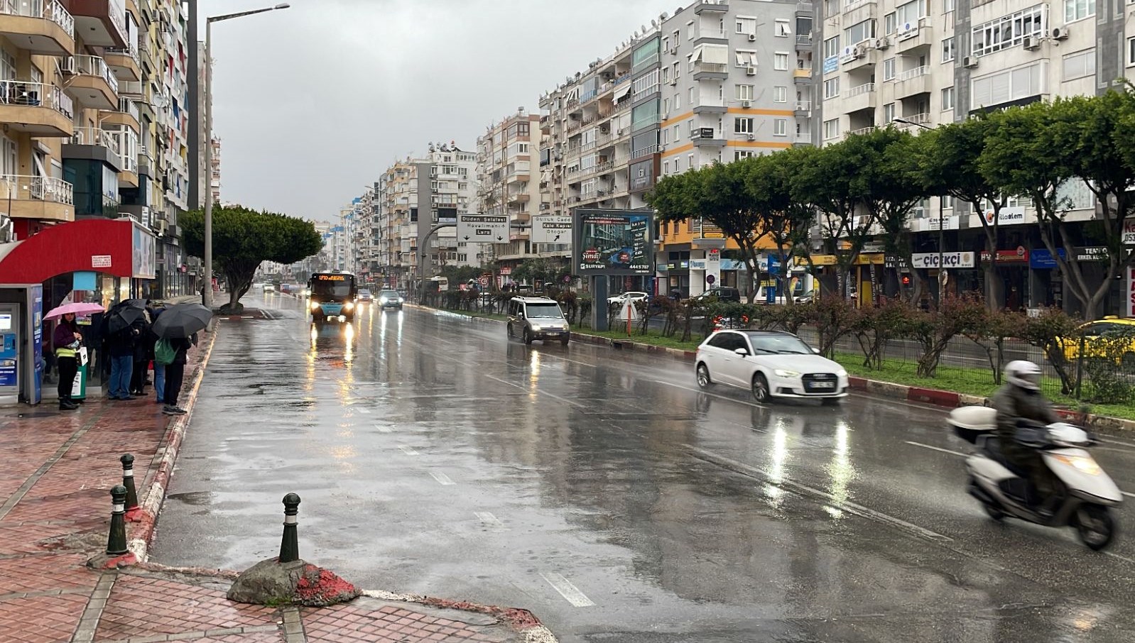 Sel uyarısı verilen Antalya’da sağanak tesirli oluyor