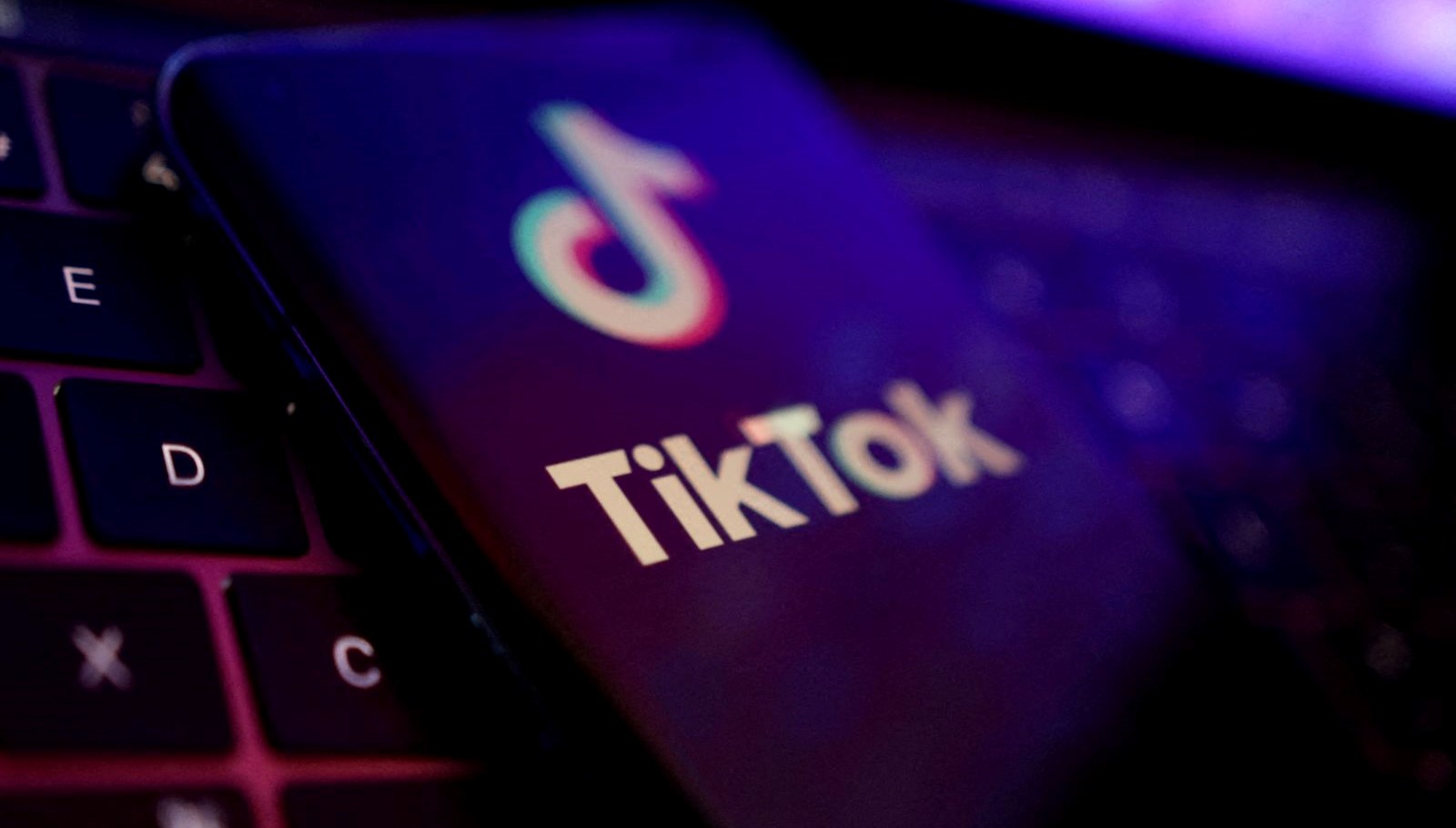 TikTok’a bir yasak da İngiltere’den