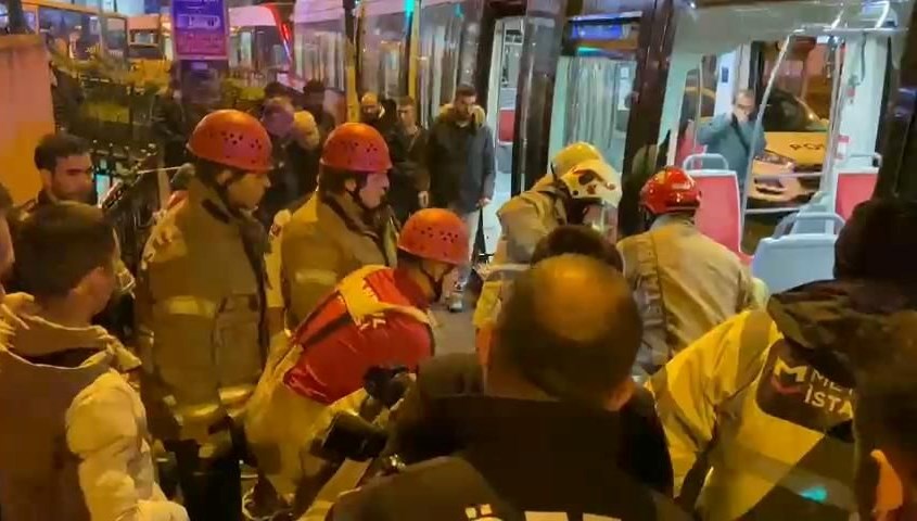 Tramvay ile peron ortasına yolcu sıkıştı, seferler durdu