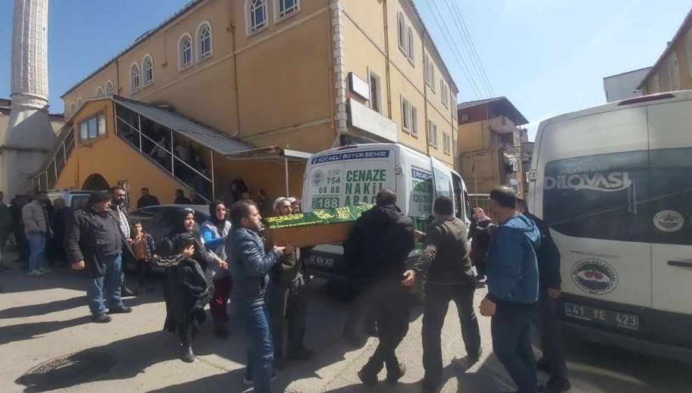 Üzerine demir kapı düşen 3 yaşındaki çocuk hayatını kaybetti