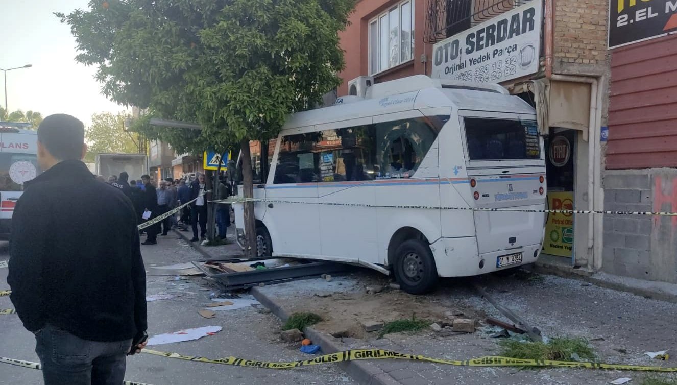 Adana’da dolmuş durağa girdi: 1 meyyit, 7 yaralı