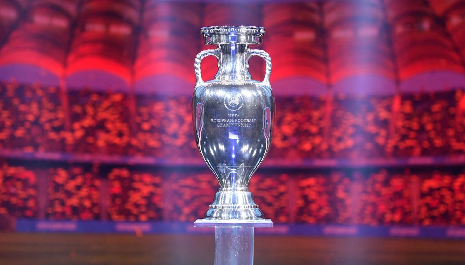 Bakan Kasapoğlu, 2028 ve 2032 Avrupa Futbol Şampiyonaları adaylık evrakını imzaladı