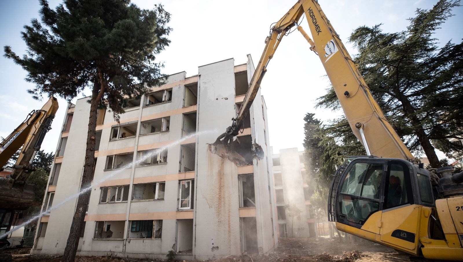 Bakırköy’de 54 yıllık sitenin yıkımına başlandı