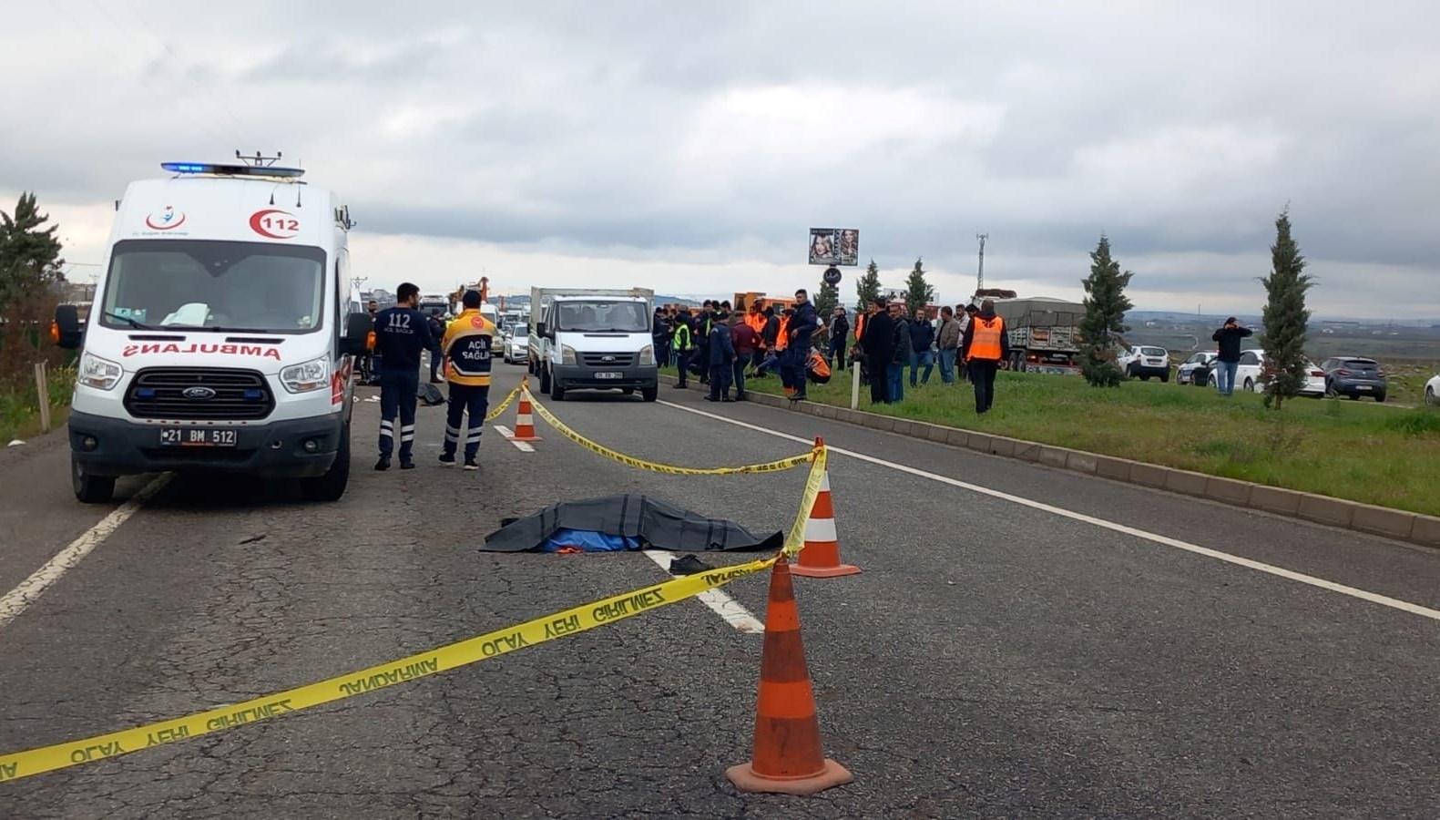 Çalışma yapan personellere araç çarptı: 3 meyyit