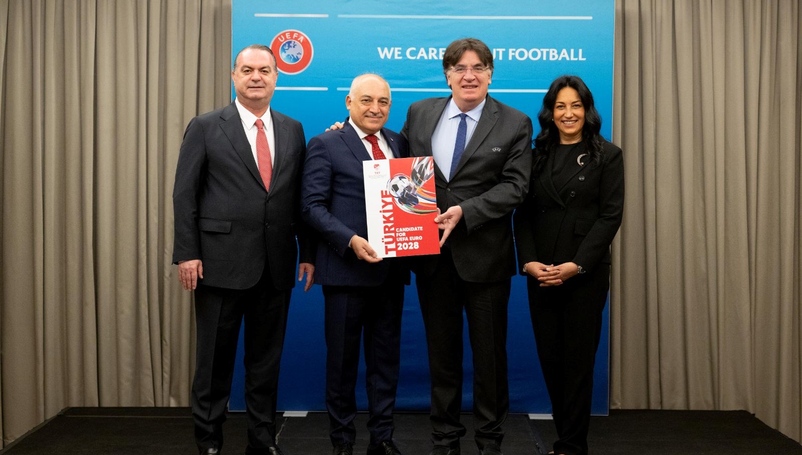 EURO 2028 ve EURO 2032 adaylık belgesi UEFA’ya sunuldu: Sahne sırası artık Türkiye’nin olmalı