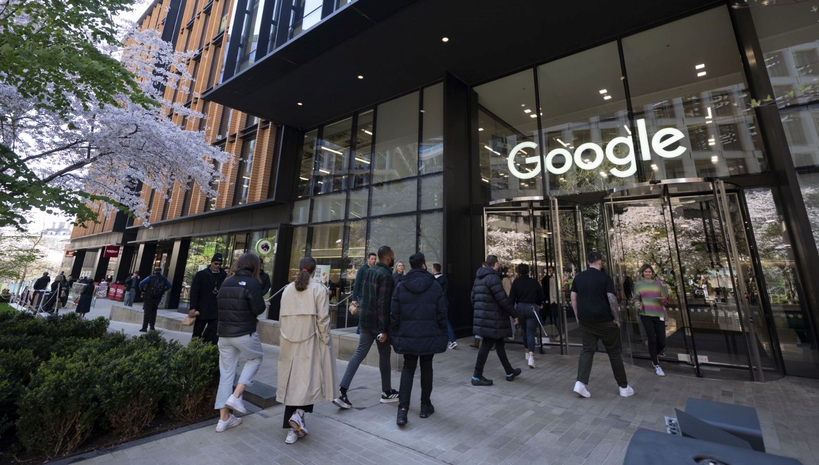 Google çalışanları Londra’da işten çıkarmaları protesto etti