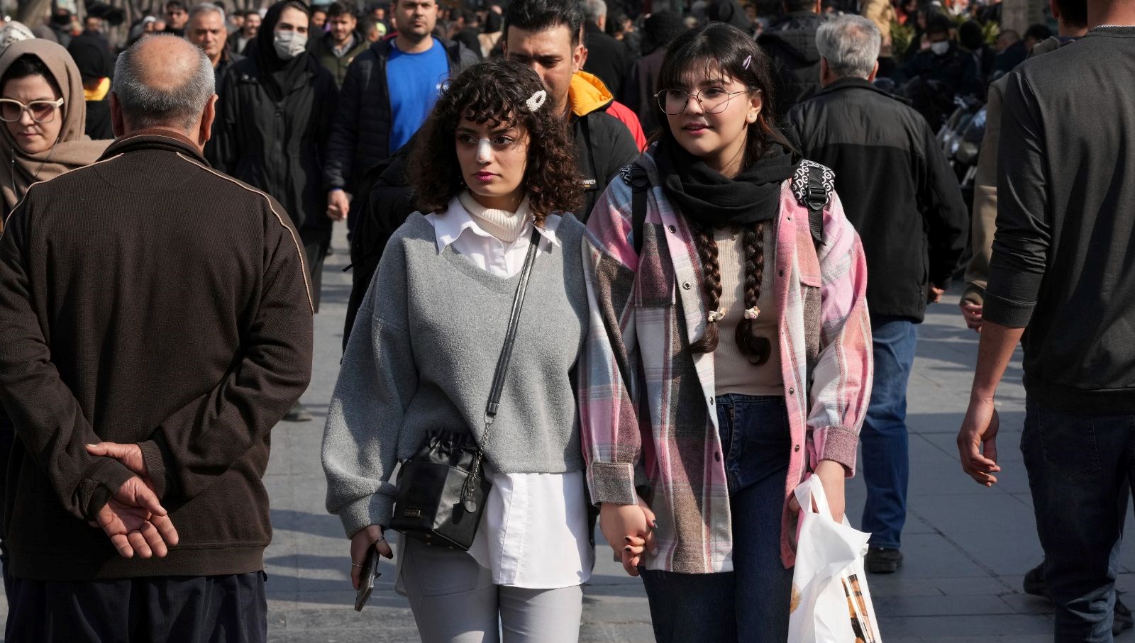 İran’da başörtüsü kuralına uymayan bayanlar yargılanacak