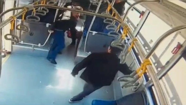 İstanbul’da metrobüste bıçaklı arbede