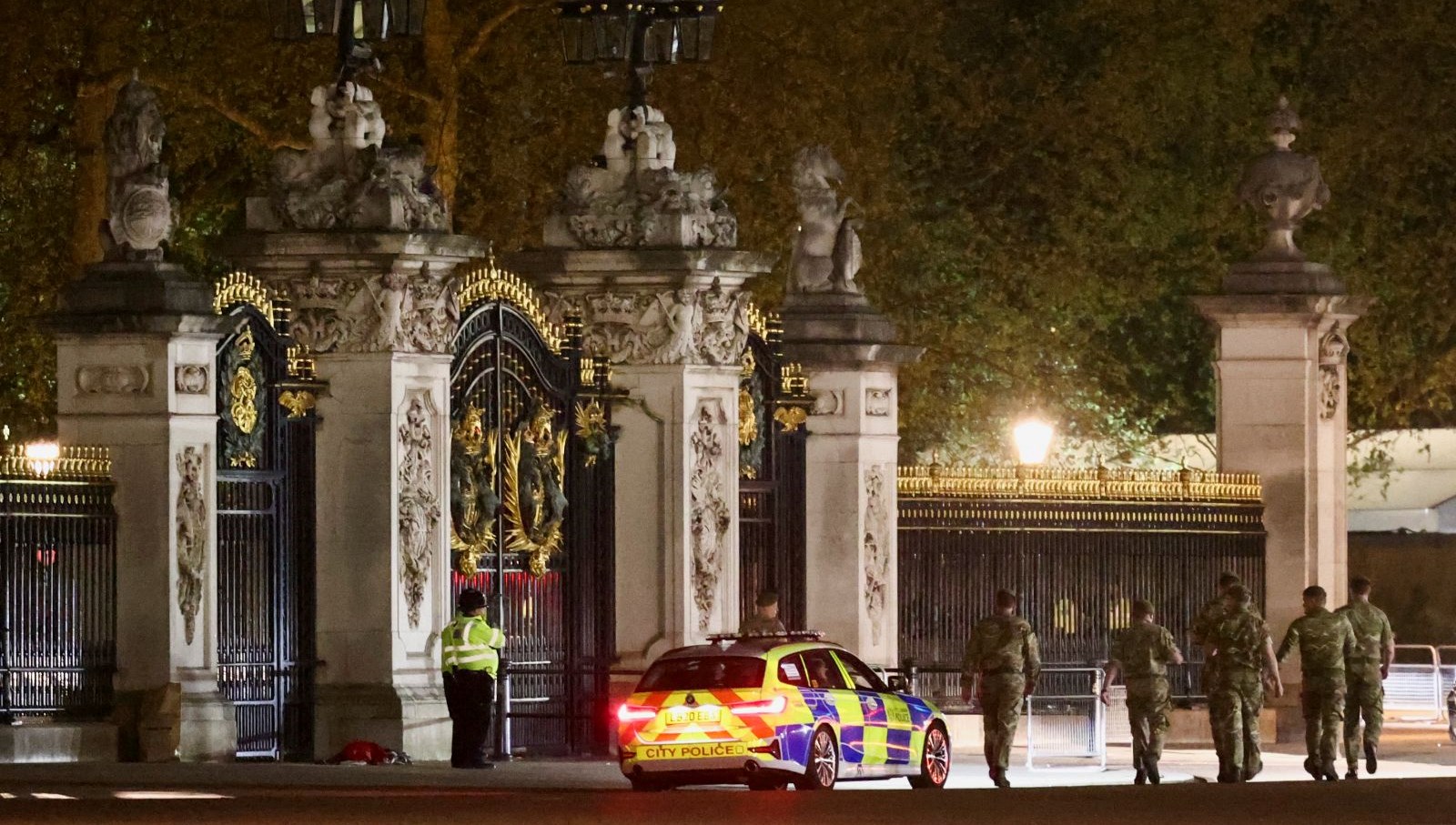 Buckingham Sarayı’nda “av fişeği” paniği