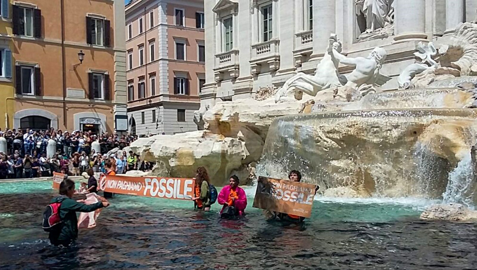 İklim aktivistleri Roma’da: Tarihi Trevi Çeşmesi’nde boyalı protesto aksiyonu