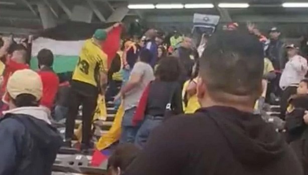 Kolombiya ile İsrail ortasındaki maçta Filistin bayrağı açan taraftara gözaltı