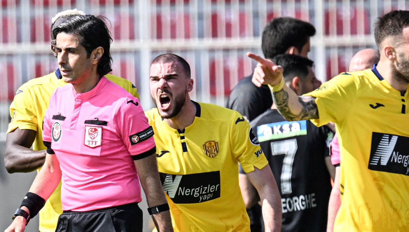 Mete Kalkavan’dan isyan ettiren karar: Önce golü sonra penaltıyı iptal etti