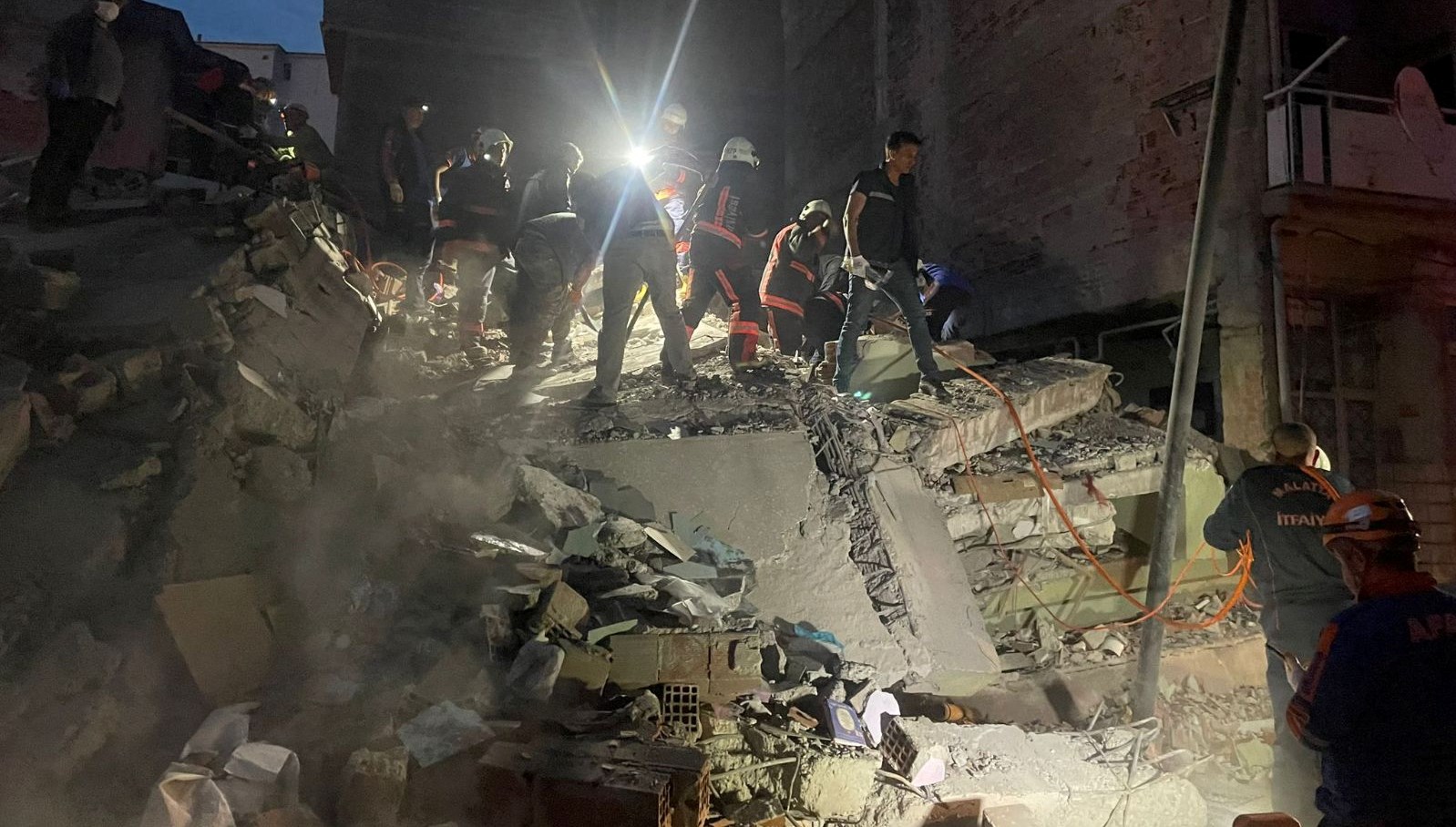SON DAKİKA HABERİ: Malatya’da ağır hasarlı bina çöktü: 1 meyyit