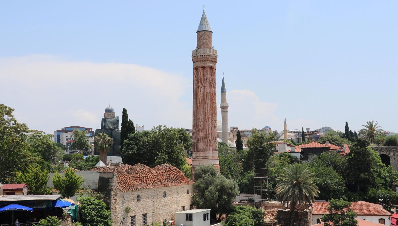 35 santimetre yan yatan Yivli Minare’nin zelzelede yıkılma tehlikesi