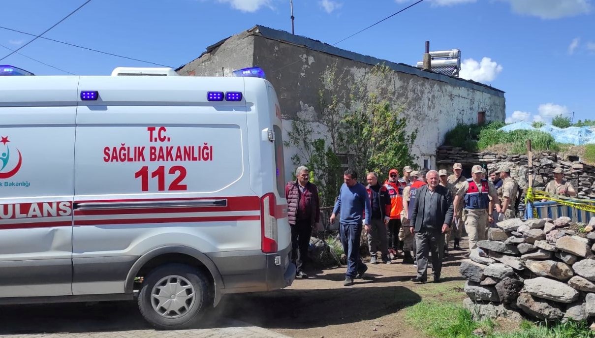 Ahır çöktü, enkaz altında kalan çift hayatını kaybetti