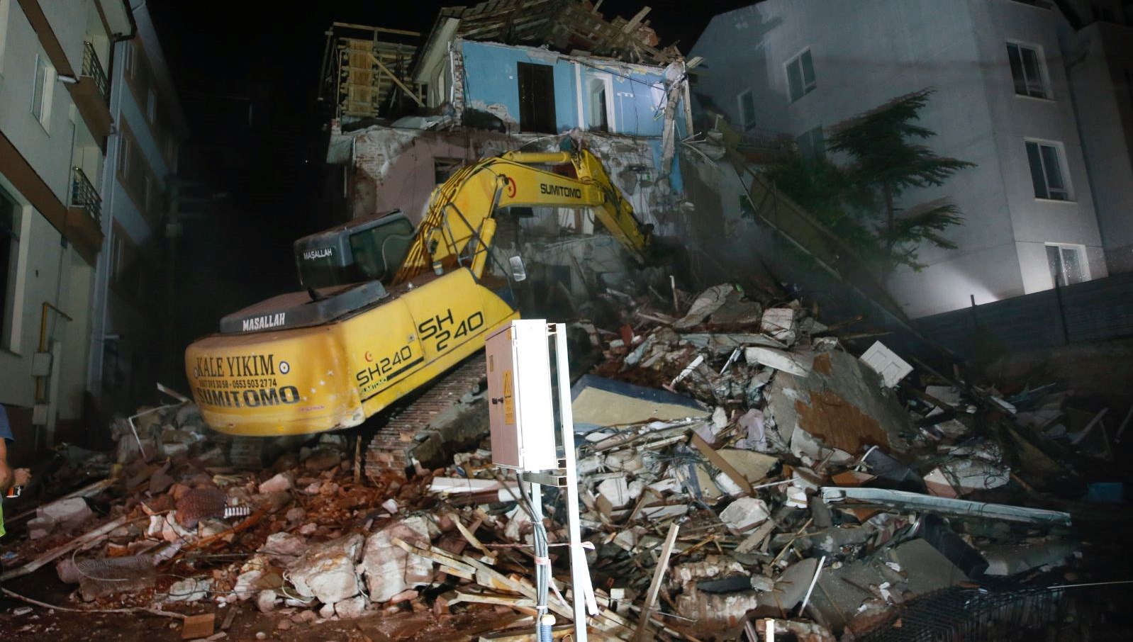 Eskişehir’de 3 katlı apartmanın büyük kısmı çöktü