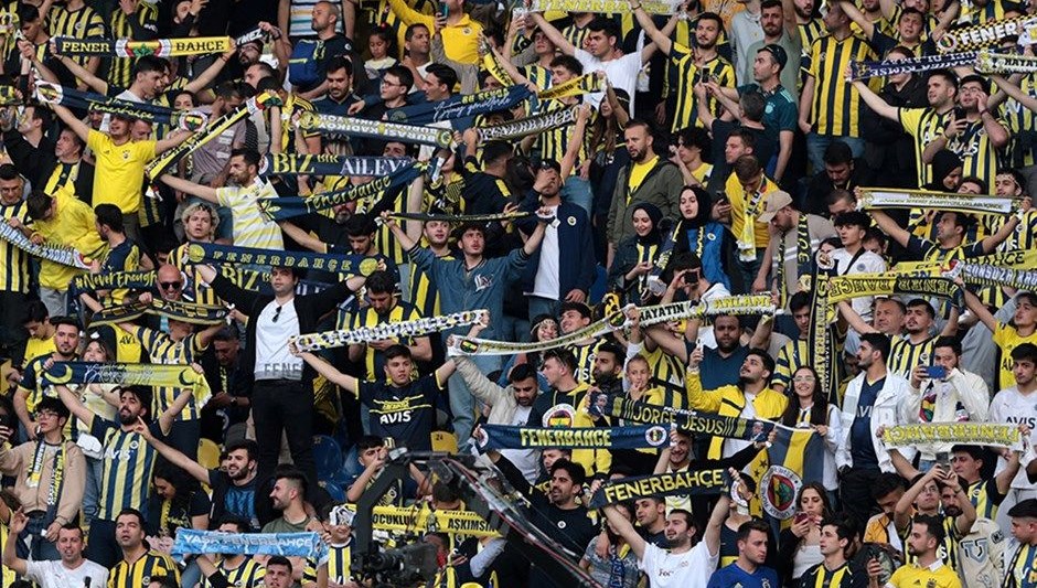 Fenerbahçe tribünlerinde “istifa” sesleri