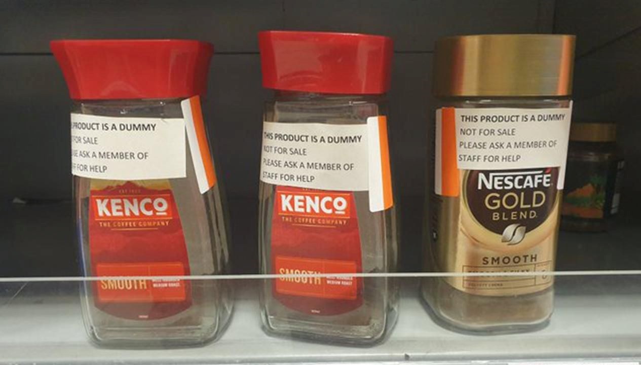 İngiltere muhteşem marketlerinde hırsızlığa karşı uydurma kahve koyuldu