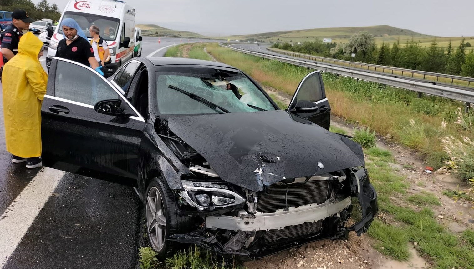 Karşı istikametten gelen aracın fırlattığı taş öldürdü