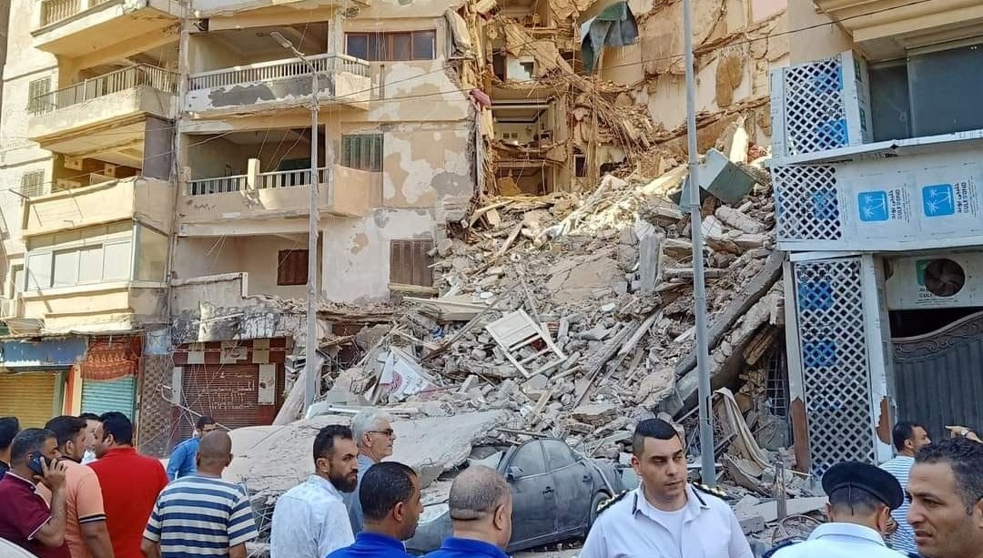 Mısır’da 13 katlı bina çöktü