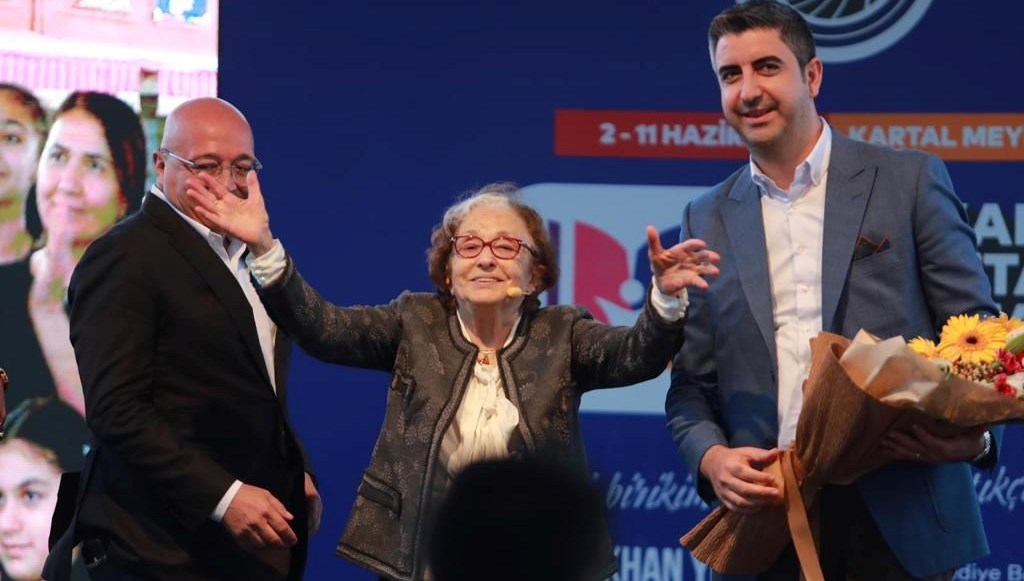Müellif Gülten Dayıoğlu’na onur mükafatı