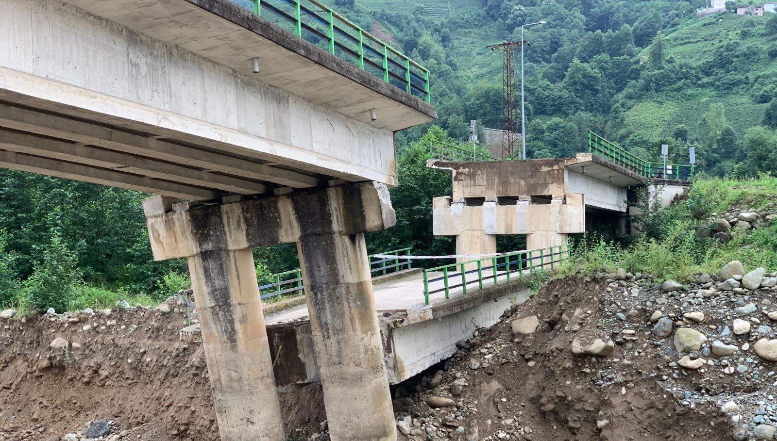 Rize’de 149 metrelik köprü kısmen çöktü