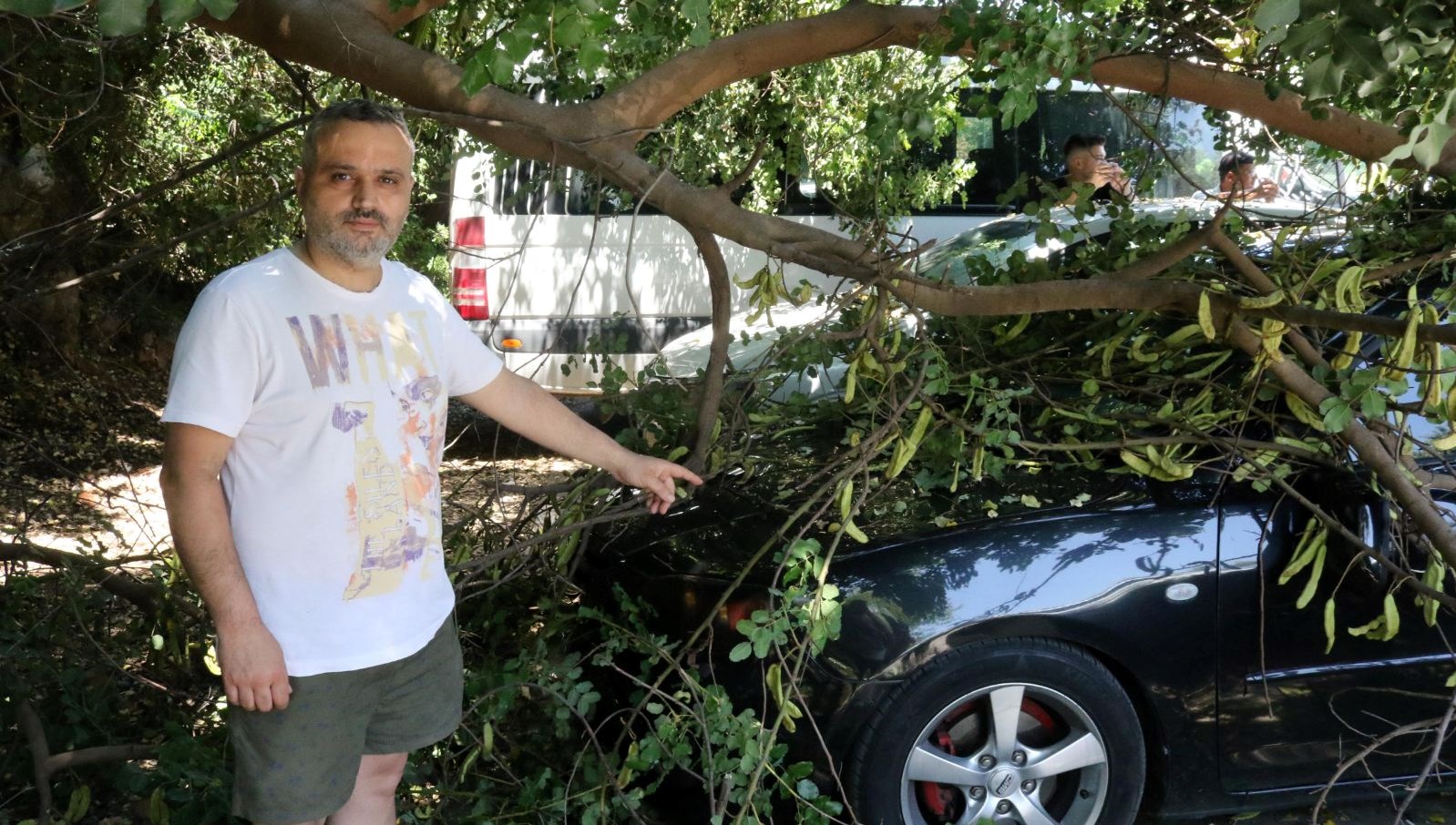 Tatile geldiği Antalya’da, arabasının üzerine ağaç devrildi