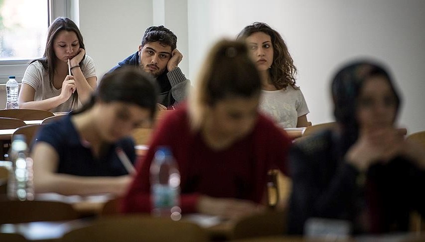 YKS’ye girerken takı (küpe, yüzük, kolye, saat), toka, para yasak mı? ÖSYM imtihana sokulması yasak olan eşyaları hatırlattı