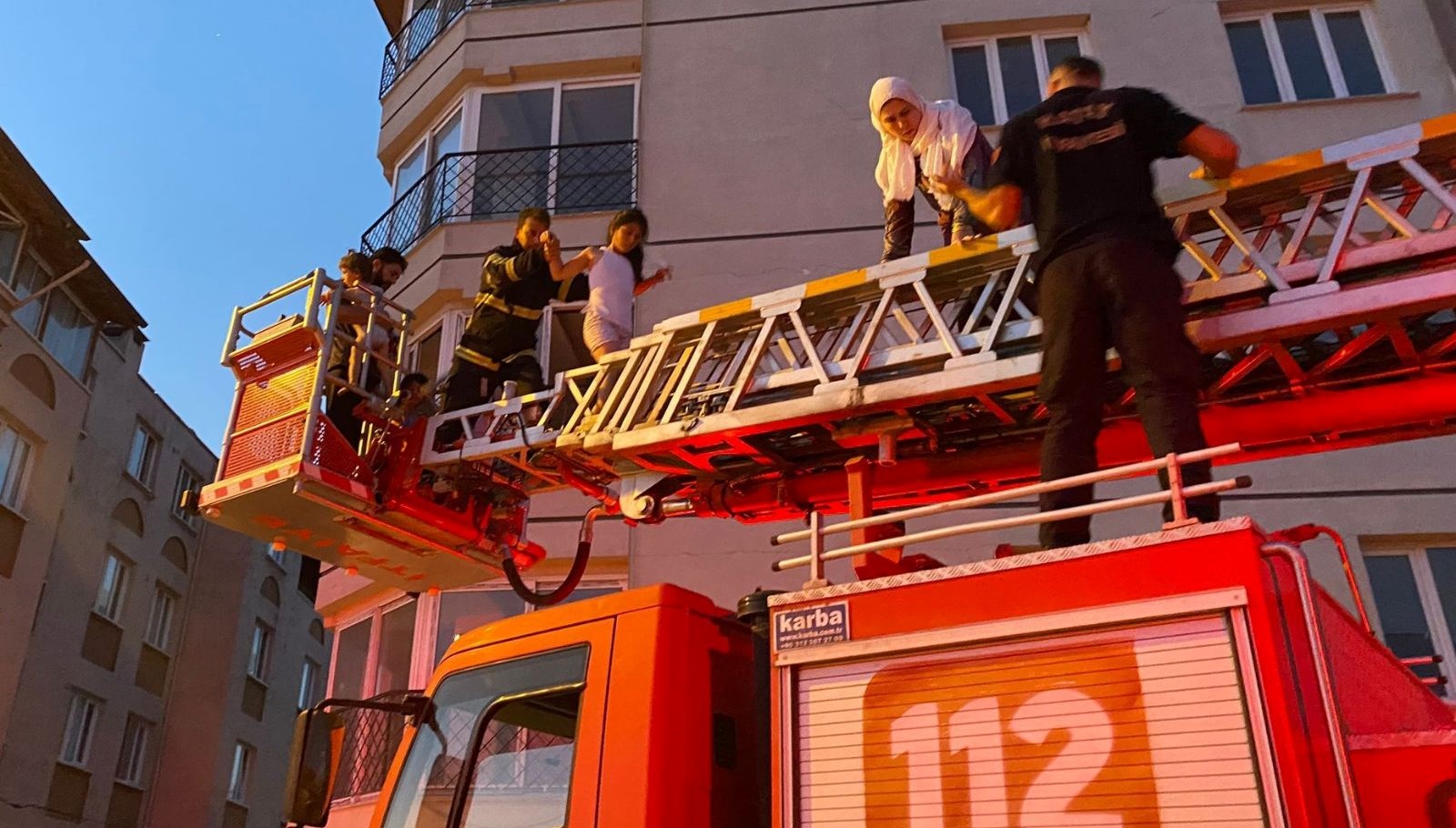 Hatay’da 5 katlı binada yangın: Mahsur kalan 25 kişiyi itfaiye kurtardı