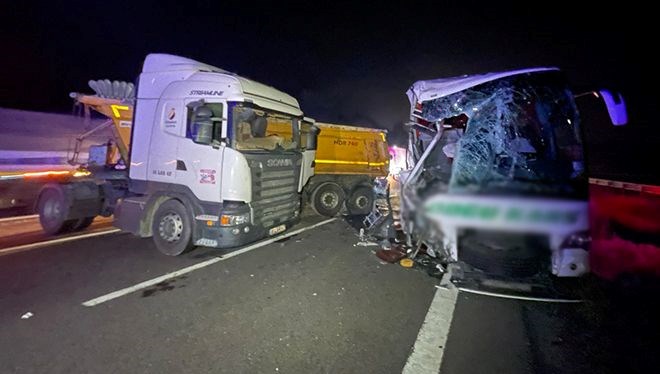 Anadolu Otoyolu’nda tır ile yolcu otobüsü çarpıştı: 18 kişi yaralandı