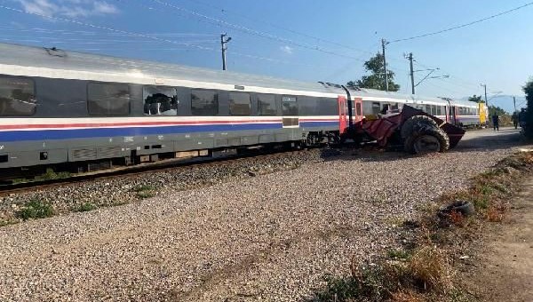 İzmir’de yolcu treni, traktöre çarptı: 4 yaralı
